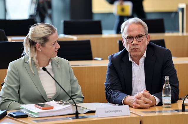 Thueringer Landtag - Justizausschuss 30.09.2026, Erfurt, Thueringer Landtag, Justizausschuss, Muendliche Anhoerung zum Antrag der Fraktion Die Linke: Einleitung eines Parteiverbotsverfahrens gegen die AfD im Bild: Ministerin fuer Justiz, Migration und Verbraucherschutz: Beate Meissner (CDU) und Minister fuer Inneres und Kommunales Georg Maier (SPD)
