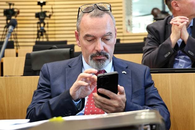 Thueringer Landtag - Justizausschuss 30.09.2026, Erfurt, Thueringer Landtag, Justizausschuss, Muendliche Anhoerung zum Antrag der Fraktion Die Linke: Einleitung eines Parteiverbotsverfahrens gegen die AfD im Bild: Sascha Schloesser (AfD)