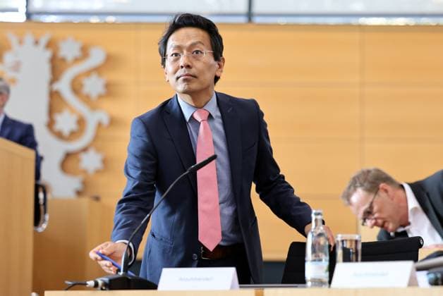 Thueringer Landtag - Justizausschuss 30.09.2026, Erfurt, Thueringer Landtag, Justizausschuss, Muendliche Anhoerung zum Antrag der Fraktion Die Linke: Einleitung eines Parteiverbotsverfahrens gegen die AfD im Bild: Anzuhoerender Chan-Jo Jun