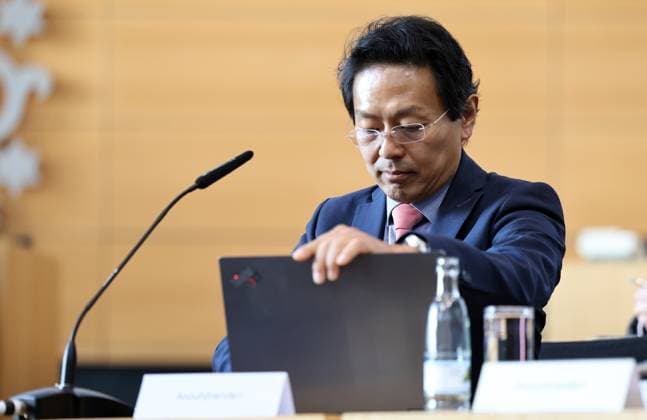 Thueringer Landtag - Justizausschuss 30.09.2026, Erfurt, Thueringer Landtag, Justizausschuss, Muendliche Anhoerung zum Antrag der Fraktion Die Linke: Einleitung eines Parteiverbotsverfahrens gegen die AfD im Bild: Anzuhoerender Chan-Jo Jun