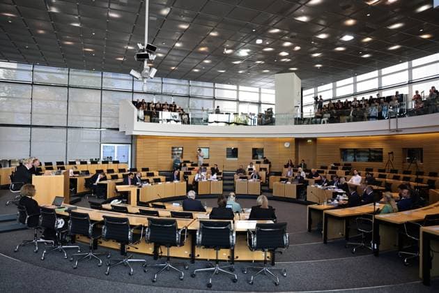 Thueringer Landtag - Justizausschuss 30.09.2026, Erfurt, Thueringer Landtag, Justizausschuss, Muendliche Anhoerung zum Antrag der Fraktion Die Linke: Einleitung eines Parteiverbotsverfahrens gegen die AfD im Bild: Uebersicht Plenarsaal