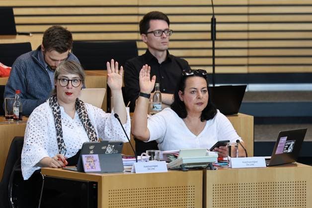 Thueringer Landtag - Justizausschuss 30.09.2026, Erfurt, Thueringer Landtag, Justizausschuss, Muendliche Anhoerung zum Antrag der Fraktion Die Linke: Einleitung eines Parteiverbotsverfahrens gegen die AfD im Bild: Ulrike Grosse-Roethig (Die LINKE) und Katharina Koenig-Preuss (Die LINKE), dahinter Christian Schaft (Die LINKE)