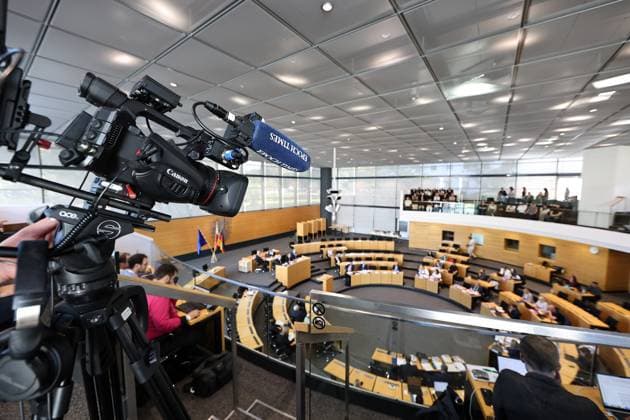 Thueringer Landtag - Justizausschuss 30.09.2026, Erfurt, Thueringer Landtag, Justizausschuss, Muendliche Anhoerung zum Antrag der Fraktion Die Linke: Einleitung eines Parteiverbotsverfahrens gegen die AfD im Bild: Uebersicht Plenarsaal, eine Kamera von Epoch Times filmt von oben