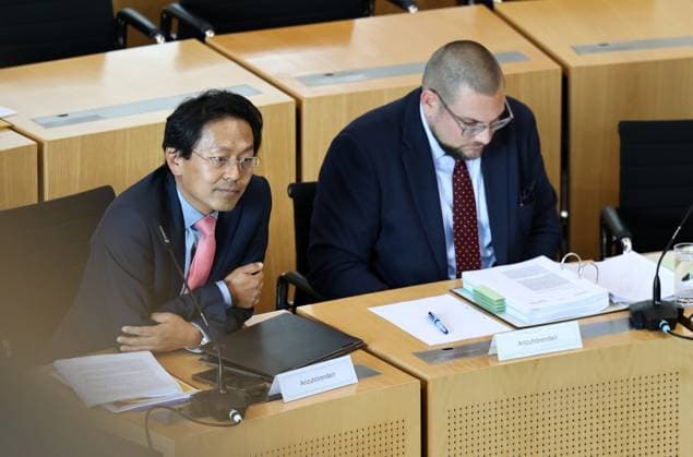 Thueringer Landtag - Justizausschuss 30.09.2026, Erfurt, Thueringer Landtag, Justizausschuss, Muendliche Anhoerung zum Antrag der Fraktion Die Linke: Einleitung eines Parteiverbotsverfahrens gegen die AfD im Bild: Anzuhoerender Chan-Jo Jun waehrend der Anhoerung, daneben Dr. Christian Conrad