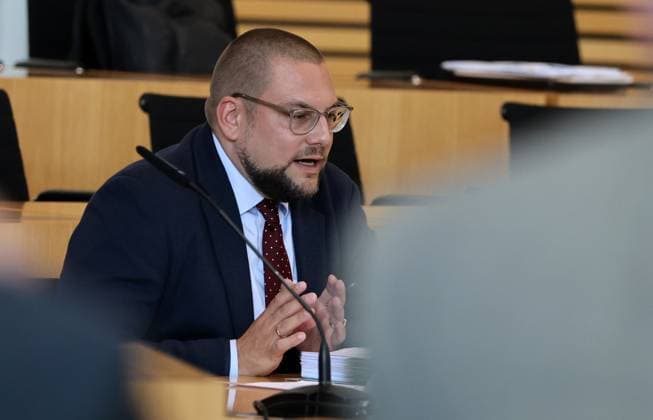 Thueringer Landtag - Justizausschuss 30.09.2026, Erfurt, Thueringer Landtag, Justizausschuss, Muendliche Anhoerung zum Antrag der Fraktion Die Linke: Einleitung eines Parteiverbotsverfahrens gegen die AfD im Bild: Anzuhoerender Dr. Christian Conrad