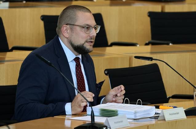 Thueringer Landtag - Justizausschuss 30.09.2026, Erfurt, Thueringer Landtag, Justizausschuss, Muendliche Anhoerung zum Antrag der Fraktion Die Linke: Einleitung eines Parteiverbotsverfahrens gegen die AfD im Bild: Anzuhoerender Dr. Christian Conrad