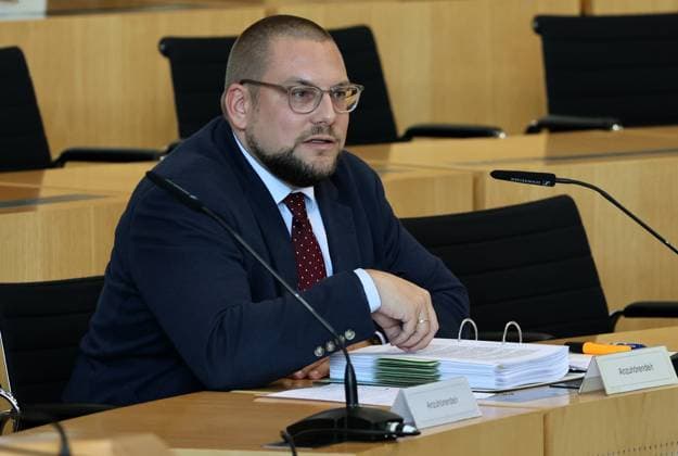 Thueringer Landtag - Justizausschuss 30.09.2026, Erfurt, Thueringer Landtag, Justizausschuss, Muendliche Anhoerung zum Antrag der Fraktion Die Linke: Einleitung eines Parteiverbotsverfahrens gegen die AfD im Bild: Anzuhoerender Dr. Christian Conrad