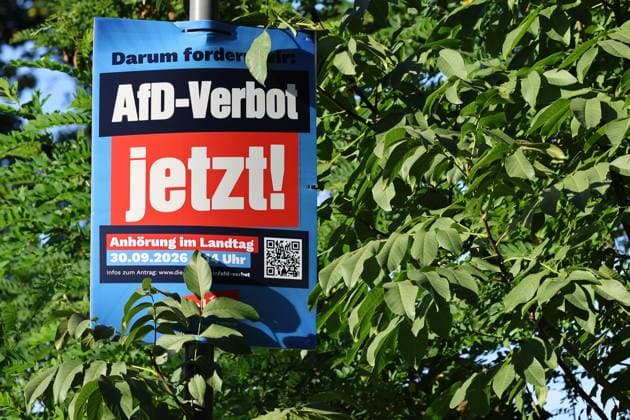 Thueringer Landtag - Justizausschuss 30.09.2026, Erfurt, Thueringer Landtag, Justizausschuss, Muendliche Anhoerung zum Antrag der Fraktion Die Linke: Einleitung eines Parteiverbotsverfahrens gegen die AfD im Bild: Plakat AfD-Verbot jetzt! vor dem Landtag