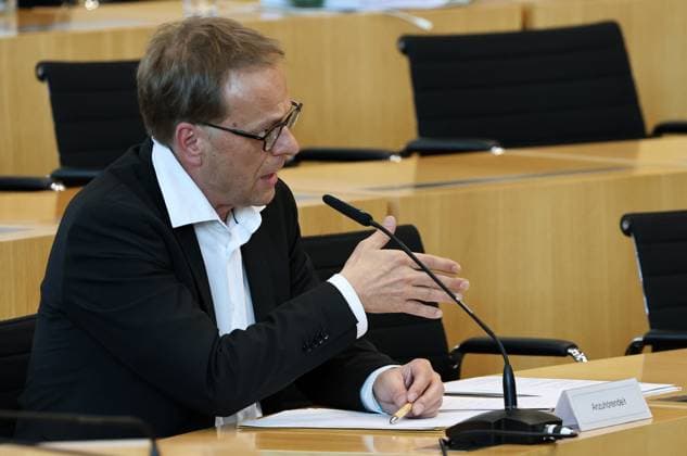 Thueringer Landtag - Justizausschuss 30.09.2026, Erfurt, Thueringer Landtag, Justizausschuss, Muendliche Anhoerung zum Antrag der Fraktion Die Linke: Einleitung eines Parteiverbotsverfahrens gegen die AfD im Bild: Anzuhoerender Dr. Hendrik Cremer
