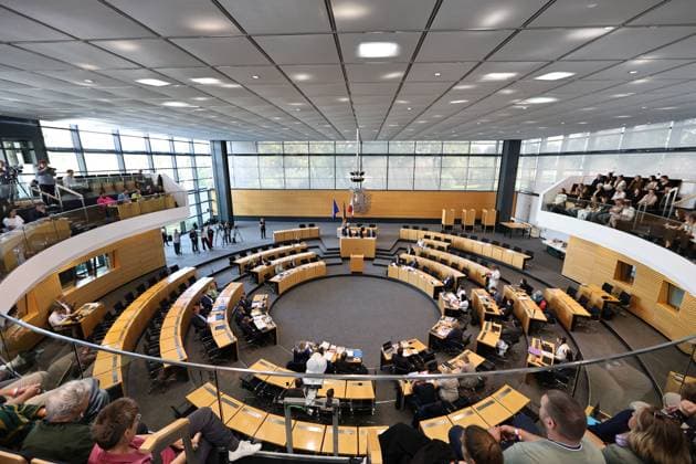 Thueringer Landtag - Justizausschuss 30.09.2026, Erfurt, Thueringer Landtag, Justizausschuss, Muendliche Anhoerung zum Antrag der Fraktion Die Linke: Einleitung eines Parteiverbotsverfahrens gegen die AfD im Bild: Uebersicht Plenarsaal