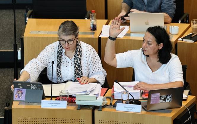 Thueringer Landtag - Justizausschuss 30.09.2026, Erfurt, Thueringer Landtag, Justizausschuss, Muendliche Anhoerung zum Antrag der Fraktion Die Linke: Einleitung eines Parteiverbotsverfahrens gegen die AfD im Bild: Ulrike Grosse-Roethig (Die LINKE) und Katharina Koenig-Preuss (Die LINKE)