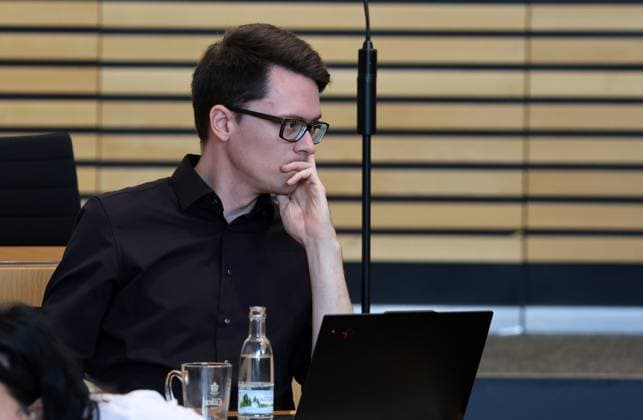 Thueringer Landtag - Justizausschuss 30.09.2026, Erfurt, Thueringer Landtag, Justizausschuss, Muendliche Anhoerung zum Antrag der Fraktion Die Linke: Einleitung eines Parteiverbotsverfahrens gegen die AfD im Bild: Christian Schaft (Die LINKE)