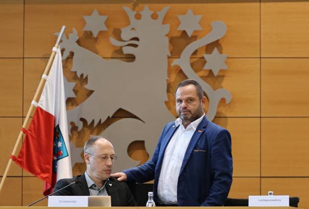 Thueringer Landtag - Justizausschuss 30.09.2026, Erfurt, Thueringer Landtag, Justizausschuss, Muendliche Anhoerung zum Antrag der Fraktion Die Linke: Einleitung eines Parteiverbotsverfahrens gegen die AfD im Bild: Vorsitzender Ringo Muehlmann (AfD) und Torsten Czuppon (AfD)