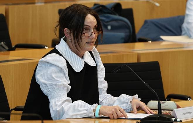 Thueringer Landtag - Justizausschuss 30.09.2026, Erfurt, Thueringer Landtag, Justizausschuss, Muendliche Anhoerung zum Antrag der Fraktion Die Linke: Einleitung eines Parteiverbotsverfahrens gegen die AfD im Bild: Anzuhoerende Prof. Dr. Kathrin Groh