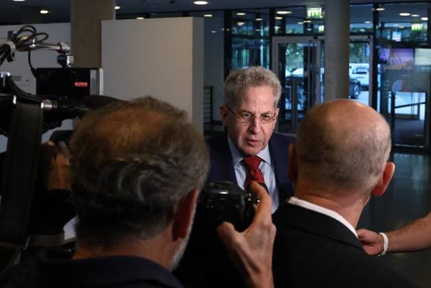 Thueringer Landtag - Justizausschuss 30.09.2026, Erfurt, Thueringer Landtag, Justizausschuss, Muendliche Anhoerung zum Antrag der Fraktion Die Linke: Einleitung eines Parteiverbotsverfahrens gegen die AfD im Bild: Dr. Hans-Georg Maassen im Interview