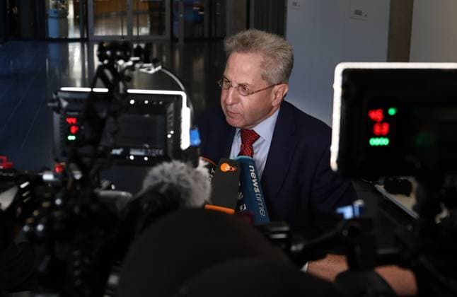 Thueringer Landtag - Justizausschuss 30.09.2026, Erfurt, Thueringer Landtag, Justizausschuss, Muendliche Anhoerung zum Antrag der Fraktion Die Linke: Einleitung eines Parteiverbotsverfahrens gegen die AfD im Bild: Dr. Hans-Georg Maassen im Interview