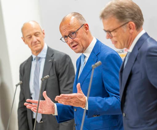 Roland Busch + Friedrich Merz + Christian Sewing EUR, Deutschland, Berlin, 30.09.2026: Pressestatements von Vizekanzler und Bundesminister der Finanzen (mi) Lars Klingbeil (SPD), Christian Sewing (re) (Deutsche Bank) und Roland Busch (li)(Siemens).