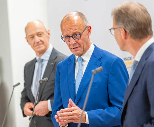 Roland Busch + Friedrich Merz + Christian Sewing EUR, Deutschland, Berlin, 30.09.2026: Pressestatements von Vizekanzler und Bundesminister der Finanzen (mi) Lars Klingbeil (SPD), Christian Sewing (re) (Deutsche Bank) und Roland Busch (li)(Siemens).