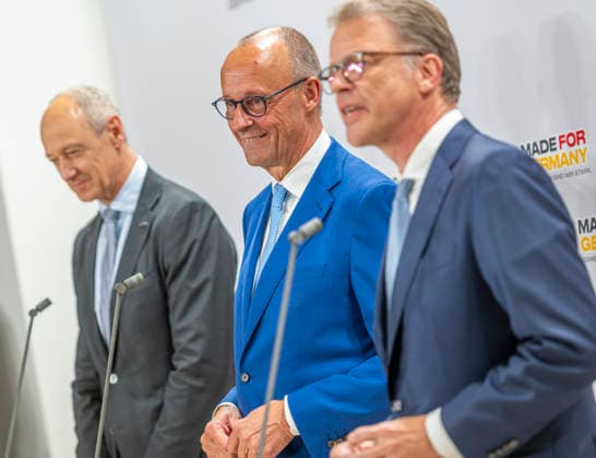 Roland Busch + Friedrich Merz + Christian Sewing EUR, Deutschland, Berlin, 30.09.2026: Pressestatements von Vizekanzler und Bundesminister der Finanzen (mi) Lars Klingbeil (SPD), Christian Sewing (re) (Deutsche Bank) und Roland Busch (li)(Siemens).