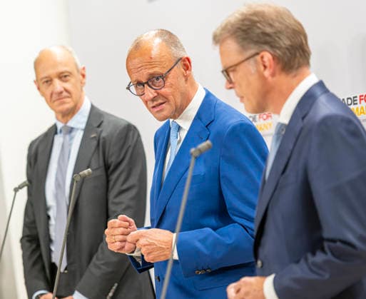 Roland Busch + Friedrich Merz + Christian Sewing EUR, Deutschland, Berlin, 30.09.2026: Pressestatements von Vizekanzler und Bundesminister der Finanzen (mi) Lars Klingbeil (SPD), Christian Sewing (re) (Deutsche Bank) und Roland Busch (li)(Siemens).
