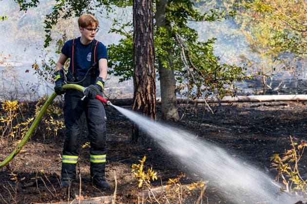 Waldbrand auf rund 12.600 Quadratmetern Munitionsbelastung erschwert Löscharbeiten Am 30.09.2026 war ein Waldbrand westlich von Darmstadt-Eberstadt auf einer Fläche von zeitweise rund 12.600 Quadratmetern unter Kontrolle. Das Bodenfeuer lag nördlich der Justizvollzugsanstalt Eberstadt im Bereich der Jäger- und Buckelschneise. Der munitionsbelastete Waldbereich erschwerte die Löscharbeiten, während Glutnester weiterhin aufflammen konnten. Wegen möglicher instabiler Bäume blieb die Feuerwehr mit insgesamt 90 Einsatzkräften bis in die späten Abendstunden vor Ort. Die Brandursache war unklar. Darmstadt Eberstadt Hessen Deutschland