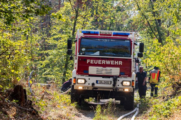 Waldbrand auf rund 12.600 Quadratmetern Munitionsbelastung erschwert Löscharbeiten Am 30.09.2026 war ein Waldbrand westlich von Darmstadt-Eberstadt auf einer Fläche von zeitweise rund 12.600 Quadratmetern unter Kontrolle. Das Bodenfeuer lag nördlich der Justizvollzugsanstalt Eberstadt im Bereich der Jäger- und Buckelschneise. Der munitionsbelastete Waldbereich erschwerte die Löscharbeiten, während Glutnester weiterhin aufflammen konnten. Wegen möglicher instabiler Bäume blieb die Feuerwehr mit insgesamt 90 Einsatzkräften bis in die späten Abendstunden vor Ort. Die Brandursache war unklar. Darmstadt Eberstadt Hessen Deutschland