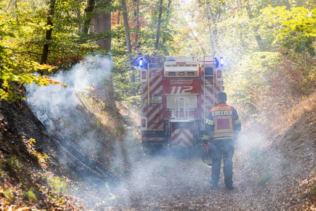 Waldbrand auf rund 12.600 Quadratmetern Munitionsbelastung erschwert Löscharbeiten Am 30.09.2026 war ein Waldbrand westlich von Darmstadt-Eberstadt auf einer Fläche von zeitweise rund 12.600 Quadratmetern unter Kontrolle. Das Bodenfeuer lag nördlich der Justizvollzugsanstalt Eberstadt im Bereich der Jäger- und Buckelschneise. Der munitionsbelastete Waldbereich erschwerte die Löscharbeiten, während Glutnester weiterhin aufflammen konnten. Wegen möglicher instabiler Bäume blieb die Feuerwehr mit insgesamt 90 Einsatzkräften bis in die späten Abendstunden vor Ort. Die Brandursache war unklar. Darmstadt Eberstadt Hessen Deutschland
