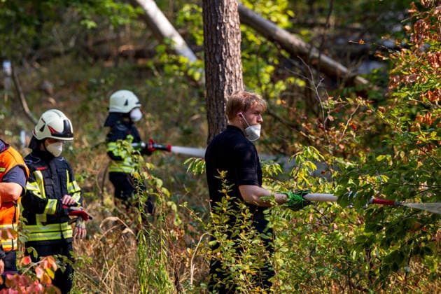 Waldbrand auf rund 12.600 Quadratmetern Munitionsbelastung erschwert Löscharbeiten Am 30.09.2026 war ein Waldbrand westlich von Darmstadt-Eberstadt auf einer Fläche von zeitweise rund 12.600 Quadratmetern unter Kontrolle. Das Bodenfeuer lag nördlich der Justizvollzugsanstalt Eberstadt im Bereich der Jäger- und Buckelschneise. Der munitionsbelastete Waldbereich erschwerte die Löscharbeiten, während Glutnester weiterhin aufflammen konnten. Wegen möglicher instabiler Bäume blieb die Feuerwehr mit insgesamt 90 Einsatzkräften bis in die späten Abendstunden vor Ort. Die Brandursache war unklar. Darmstadt Eberstadt Hessen Deutschland