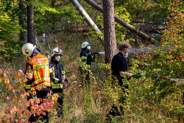 Waldbrand auf rund 12.600 Quadratmetern Munitionsbelastung erschwert Löscharbeiten Am 30.09.2026 war ein Waldbrand westlich von Darmstadt-Eberstadt auf einer Fläche von zeitweise rund 12.600 Quadratmetern unter Kontrolle. Das Bodenfeuer lag nördlich der Justizvollzugsanstalt Eberstadt im Bereich der Jäger- und Buckelschneise. Der munitionsbelastete Waldbereich erschwerte die Löscharbeiten, während Glutnester weiterhin aufflammen konnten. Wegen möglicher instabiler Bäume blieb die Feuerwehr mit insgesamt 90 Einsatzkräften bis in die späten Abendstunden vor Ort. Die Brandursache war unklar. Darmstadt Eberstadt Hessen Deutschland