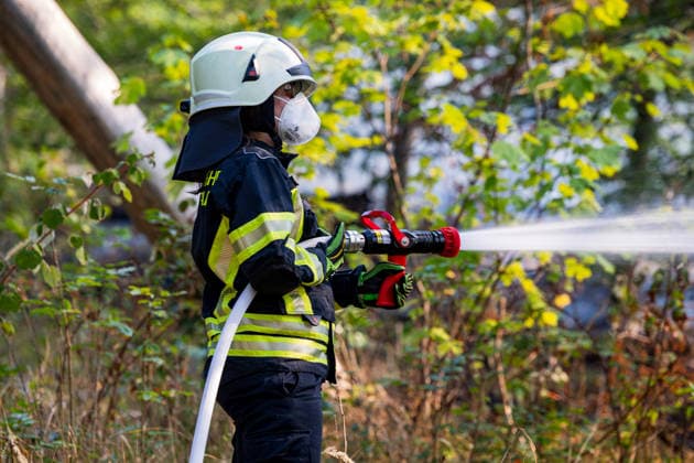 Waldbrand auf rund 12.600 Quadratmetern Munitionsbelastung erschwert Löscharbeiten Am 30.09.2026 war ein Waldbrand westlich von Darmstadt-Eberstadt auf einer Fläche von zeitweise rund 12.600 Quadratmetern unter Kontrolle. Das Bodenfeuer lag nördlich der Justizvollzugsanstalt Eberstadt im Bereich der Jäger- und Buckelschneise. Der munitionsbelastete Waldbereich erschwerte die Löscharbeiten, während Glutnester weiterhin aufflammen konnten. Wegen möglicher instabiler Bäume blieb die Feuerwehr mit insgesamt 90 Einsatzkräften bis in die späten Abendstunden vor Ort. Die Brandursache war unklar. Darmstadt Eberstadt Hessen Deutschland