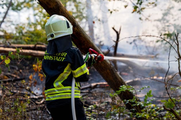Waldbrand auf rund 12.600 Quadratmetern Munitionsbelastung erschwert Löscharbeiten Am 30.09.2026 war ein Waldbrand westlich von Darmstadt-Eberstadt auf einer Fläche von zeitweise rund 12.600 Quadratmetern unter Kontrolle. Das Bodenfeuer lag nördlich der Justizvollzugsanstalt Eberstadt im Bereich der Jäger- und Buckelschneise. Der munitionsbelastete Waldbereich erschwerte die Löscharbeiten, während Glutnester weiterhin aufflammen konnten. Wegen möglicher instabiler Bäume blieb die Feuerwehr mit insgesamt 90 Einsatzkräften bis in die späten Abendstunden vor Ort. Die Brandursache war unklar. Darmstadt Eberstadt Hessen Deutschland