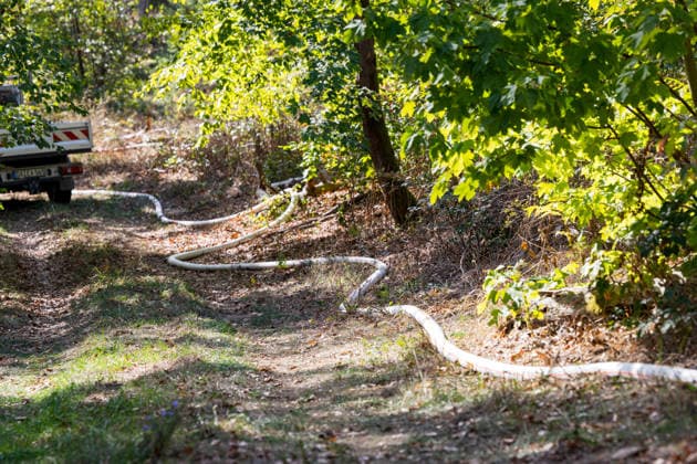 Waldbrand auf rund 12.600 Quadratmetern Munitionsbelastung erschwert Löscharbeiten Am 30.09.2026 war ein Waldbrand westlich von Darmstadt-Eberstadt auf einer Fläche von zeitweise rund 12.600 Quadratmetern unter Kontrolle. Das Bodenfeuer lag nördlich der Justizvollzugsanstalt Eberstadt im Bereich der Jäger- und Buckelschneise. Der munitionsbelastete Waldbereich erschwerte die Löscharbeiten, während Glutnester weiterhin aufflammen konnten. Wegen möglicher instabiler Bäume blieb die Feuerwehr mit insgesamt 90 Einsatzkräften bis in die späten Abendstunden vor Ort. Die Brandursache war unklar. Darmstadt Eberstadt Hessen Deutschland