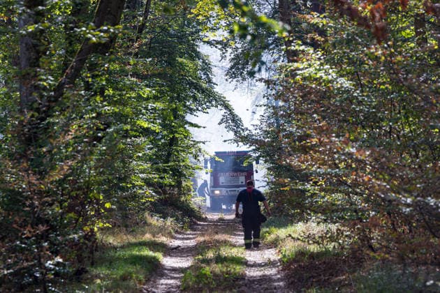 Waldbrand auf rund 12.600 Quadratmetern Munitionsbelastung erschwert Löscharbeiten Am 30.09.2026 war ein Waldbrand westlich von Darmstadt-Eberstadt auf einer Fläche von zeitweise rund 12.600 Quadratmetern unter Kontrolle. Das Bodenfeuer lag nördlich der Justizvollzugsanstalt Eberstadt im Bereich der Jäger- und Buckelschneise. Der munitionsbelastete Waldbereich erschwerte die Löscharbeiten, während Glutnester weiterhin aufflammen konnten. Wegen möglicher instabiler Bäume blieb die Feuerwehr mit insgesamt 90 Einsatzkräften bis in die späten Abendstunden vor Ort. Die Brandursache war unklar. Darmstadt Eberstadt Hessen Deutschland