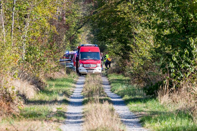 Waldbrand auf rund 12.600 Quadratmetern Munitionsbelastung erschwert Löscharbeiten Am 30.09.2026 war ein Waldbrand westlich von Darmstadt-Eberstadt auf einer Fläche von zeitweise rund 12.600 Quadratmetern unter Kontrolle. Das Bodenfeuer lag nördlich der Justizvollzugsanstalt Eberstadt im Bereich der Jäger- und Buckelschneise. Der munitionsbelastete Waldbereich erschwerte die Löscharbeiten, während Glutnester weiterhin aufflammen konnten. Wegen möglicher instabiler Bäume blieb die Feuerwehr mit insgesamt 90 Einsatzkräften bis in die späten Abendstunden vor Ort. Die Brandursache war unklar. Darmstadt Eberstadt Hessen Deutschland