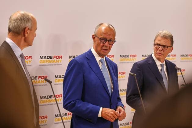 Berlin, Deutschland, 30.09.2026: Siemensstadt: Jahrestreffen der Initiative Made for Germany : Siemens-Chef Roland Busch, Bundeskanzler Friedrich Merz (CDU) und Deutsche-Bank-Chef Christian Sewing geben ein Pressestatement. Copyright: xdtsxNachrichtenagenturx dts_136947