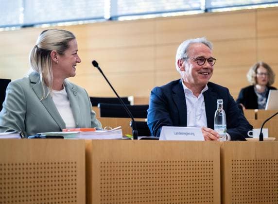 MÜNDLICHE ANHÖRUNG ZU EINEM PARTEIVERBOTSVERFAHREN GEGEN DIE AFD ** NUR FÜR REDAKTIONELLE ZWECKE ** EDITORIAL USE ONLY **<p>30 09 2026-Erfurt: Mündliche Anhörung des Justizausschusses zu einem Parteiverbotsverfahren gegen die AfD auf Bundesebene im Thüringer Landtag¨Den Antrag hatte die Linke-Fraktion gestellt. im Foto: Beate Meißner (CDU), Thüringer Ministerin für Justiz, Migration und Verbraucherschutz, Georg Maier (SPD), Thüringer Minister für Inneres, Kommunales und Landesentwicklung und Stellvertretender Ministerpräsident ( Deutschland Thueringen Erfurt Copyright: SaschaxFromm
