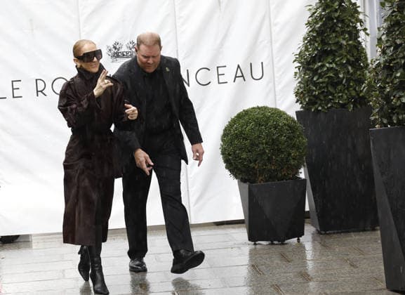 Céline Dion greets her fans in the rain as she leaves the Royal Monceau Hotel in Paris, before heading to the Paris La Défense Arena to continue her concert series, September 30, 2026 Marc Ausset Lacroix Bestimage Céline Dion greets fans in the rain as she leaves the Royal Monceau Hotel in Paris, before heading to the Paris La Défense Arena to continue her concert series on September 30, 2026 Paris, France  Copyright: xMarcxAussetxLacroixx xBestimagexMarcxAussetxLacroixx xBestimagex