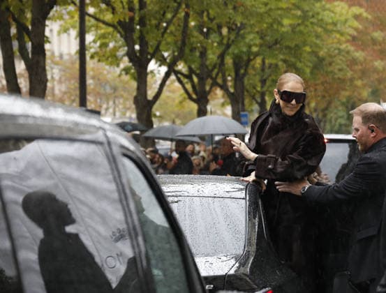 Céline Dion greets her fans in the rain as she leaves the Royal Monceau Hotel in Paris, before heading to the Paris La Défense Arena to continue her concert series, September 30, 2026 Marc Ausset Lacroix Bestimage Céline Dion greets fans in the rain as she leaves the Royal Monceau Hotel in Paris, before heading to the Paris La Défense Arena to continue her concert series on September 30, 2026 Paris, France  Copyright: xMarcxAussetxLacroixx xBestimagexMarcxAussetxLacroixx xBestimagex
