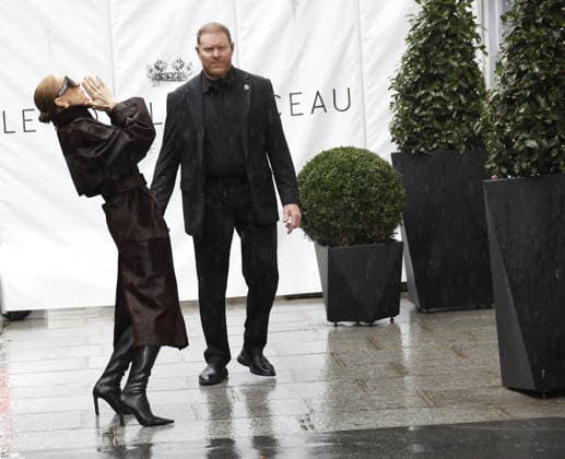 Céline Dion greets her fans in the rain as she leaves the Royal Monceau Hotel in Paris, before heading to the La Plenitude Arena in Paris La Défense to continue her concert series, September 30, 2026 Marc Ausset Lacroix Bestimage Céline Dion greets fans in the rain as she leaves the Royal Monceau Hotel in Paris, before heading to the Paris La Défense Arena to continue her concert series on September 30, 2026 Paris France  Copyright: xMarcxAussetxLacroixx xBestimagexMarcxAussetxLacroixx xBestimagex