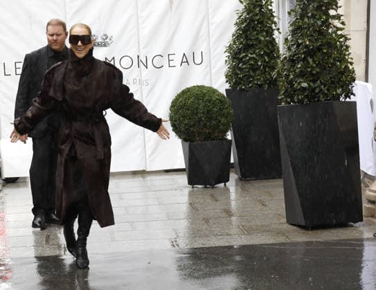 Céline Dion greets her fans in the rain as she leaves the Royal Monceau Hotel in Paris, before heading to the La Plenitude Arena in Paris La Défense to continue her concert series, September 30, 2026 Marc Ausset Lacroix Bestimage Céline Dion greets fans in the rain as she leaves the Royal Monceau Hotel in Paris, before heading to the Paris La Défense Arena to continue her concert series on September 30, 2026 Paris France  Copyright: xMarcxAussetxLacroixx xBestimagexMarcxAussetxLacroixx xBestimagex