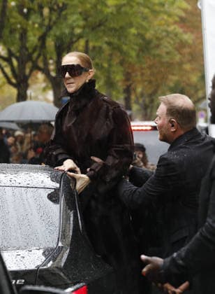 Céline Dion greets her fans in the rain as she leaves the Royal Monceau Hotel in Paris, before heading to the La Plenitude Arena in Paris La Défense to continue her concert series, September 30, 2026 Marc Ausset Lacroix Bestimage Céline Dion greets fans in the rain as she leaves the Royal Monceau Hotel in Paris, before heading to the Paris La Défense Arena to continue her concert series on September 30, 2026 Paris France  Copyright: xMarcxAussetxLacroixx xBestimagexMarcxAussetxLacroixx xBestimagex