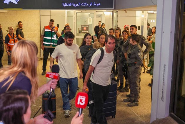 Flydubai passengers arrive in Tel Aviv TEL AVIV, ISRAEL - SEPTEMBER 30: Passengers are welcomed by their relatives at Ben Gurion Airport amid heightened security measures by Israeli forces in Tel Aviv, Israel, on September 30, 2026. A Flydubai aircraft carrying 174 passengers lands at the airport after making an emergency landing at Prince Sultan bin Abdulaziz International Airport in Tabuk, Saudi Arabia. Nir Keidar Anadolu Tel Aviv Israel. Editorial use only. Please get in touch for any other usage.  Copyright: x2026xAnadoluxNirxKeidarx