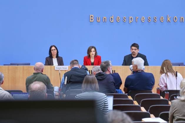 Berlin, Deutschland, 30.09.2026: Bundespressekonferenz: Bericht der Beauftragten der Bundesregierung für Ostdeutschland: Marion Reiser, Institut für Politikwissenschaft und Zentrum für Rechtsextremismusforschung, Demokratiebildung und gesellschaftliche Integration (KomRex), Friedrich-Schiller-Universität Jena und Staatsministerin Elisabeth Kaiser, MdB, Beauftragte der Bundesregierung für Ostdeutschland, daneben Falk Steiner (BPK) Copyright: xdtsxNachrichtenagenturx dts_136885