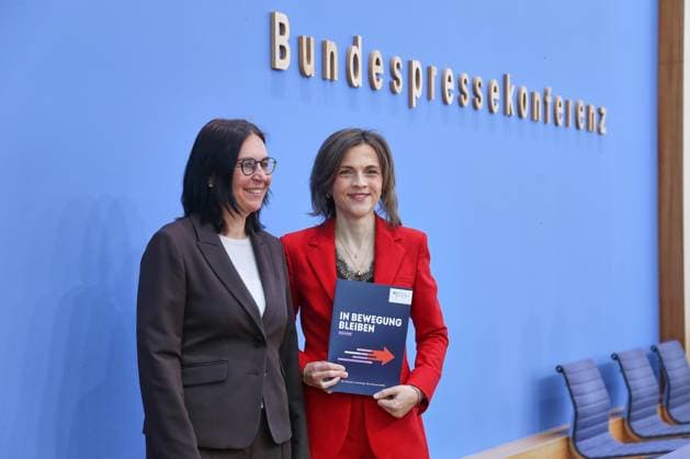 Berlin, Deutschland, 30.09.2026: Bundespressekonferenz: Bericht der Beauftragten der Bundesregierung für Ostdeutschland: Marion Reiser, Institut für Politikwissenschaft und Zentrum für Rechtsextremismusforschung, Demokratiebildung und gesellschaftliche Integration (KomRex), Friedrich-Schiller-Universität Jena und Staatsministerin Elisabeth Kaiser, MdB, Beauftragte der Bundesregierung für Ostdeutschland Copyright: xdtsxNachrichtenagenturx dts_136851