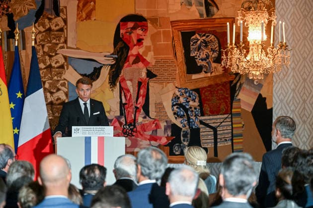 French President Emmanuel Macron and his wife, First Lady Brigitte Macron, at the handover ceremony attended by Their Majesties King Felipe VI and Queen Letizia of Spain at the French residence in Madrid, Spain, on September 30, 2026. The French presidential couple made a two-day official visit to Spain. Christian Liewig Bestimage French President Emmanuel Macron and his wife, First Lady Brigitte Macron, at the reception held in the presence of Their Majesties King Felipe VI and Queen Letizia of Spain at the French Residence in Madrid, Spain, on September 30, 2026. The French presidential couple paid a two-day official visit to Spain. Madrid, Spain Copyright: xChristianxLiewigx xBestimagexChristianxLiewigx xBestimagex