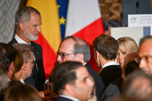 French President Emmanuel Macron and his wife, First Lady Brigitte Macron, at the handover ceremony attended by Their Majesties King Felipe VI and Queen Letizia of Spain at the French residence in Madrid, Spain, on September 30, 2026. The French presidential couple made a two-day official visit to Spain. Christian Liewig Bestimage French President Emmanuel Macron and his wife, First Lady Brigitte Macron, at the reception held in the presence of Their Majesties King Felipe VI and Queen Letizia of Spain at the French Residence in Madrid, Spain, on September 30, 2026. The French presidential couple paid a two-day official visit to Spain. Madrid, Spain Copyright: xChristianxLiewigx xBestimagexChristianxLiewigx xBestimagex