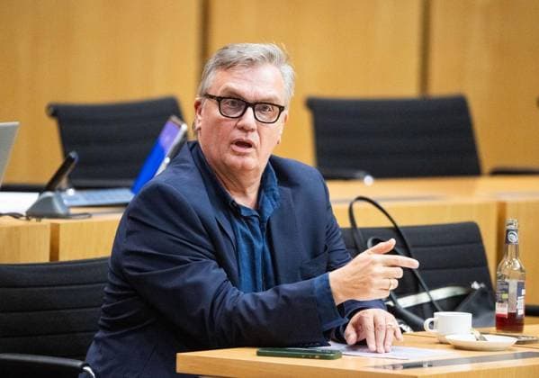 HAPE KERKELING BEI DER MÜNDLICHEN ANHÖRUNG ZU EINEM PARTEIVERBOTSVERFAHREN GEGEN DIE AFD ** NUR FÜR REDAKTIONELLE ZWECKE ** EDITORIAL USE ONLY **<p>30 09 2026-Erfurt: Mündliche Anhörung des Justizausschusses zu einem Parteiverbotsverfahren gegen die AfD auf Bundesebene im Thüringer Landtag¨Den Antrag hatte die Linke-Fraktion gestellt. im Foto: Hape Kerkeling ( Deutschland Thueringen Erfurt Copyright: SaschaxFromm