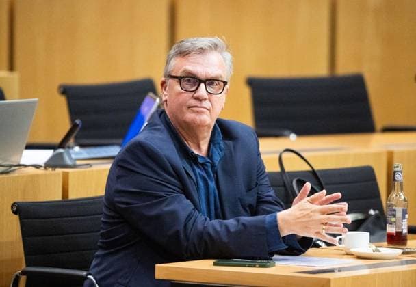 HAPE KERKELING BEI DER MÜNDLICHEN ANHÖRUNG ZU EINEM PARTEIVERBOTSVERFAHREN GEGEN DIE AFD ** NUR FÜR REDAKTIONELLE ZWECKE ** EDITORIAL USE ONLY **<p>30 09 2026-Erfurt: Mündliche Anhörung des Justizausschusses zu einem Parteiverbotsverfahren gegen die AfD auf Bundesebene im Thüringer Landtag¨Den Antrag hatte die Linke-Fraktion gestellt. im Foto: Hape Kerkeling ( Deutschland Thueringen Erfurt Copyright: SaschaxFromm