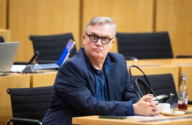 HAPE KERKELING BEI DER MÜNDLICHEN ANHÖRUNG ZU EINEM PARTEIVERBOTSVERFAHREN GEGEN DIE AFD ** NUR FÜR REDAKTIONELLE ZWECKE ** EDITORIAL USE ONLY **<p>30 09 2026-Erfurt: Mündliche Anhörung des Justizausschusses zu einem Parteiverbotsverfahren gegen die AfD auf Bundesebene im Thüringer Landtag¨Den Antrag hatte die Linke-Fraktion gestellt. im Foto: Hape Kerkeling ( Deutschland Thueringen Erfurt Copyright: SaschaxFromm