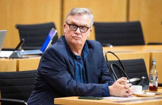 HAPE KERKELING BEI DER MÜNDLICHEN ANHÖRUNG ZU EINEM PARTEIVERBOTSVERFAHREN GEGEN DIE AFD ** NUR FÜR REDAKTIONELLE ZWECKE ** EDITORIAL USE ONLY **<p>30 09 2026-Erfurt: Mündliche Anhörung des Justizausschusses zu einem Parteiverbotsverfahren gegen die AfD auf Bundesebene im Thüringer Landtag¨Den Antrag hatte die Linke-Fraktion gestellt. im Foto: Hape Kerkeling ( Deutschland Thueringen Erfurt Copyright: SaschaxFromm